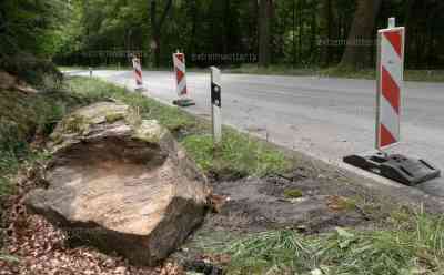 Felssturz im Erzgebirge: Vollsperrung wichtiger Touristenroute, nach Unwettern lösen sich tonnenschwere Felsbrocken und stürzen auf Staatsstraße: Geologen müssen Schadstelle begutachten und bewerten, evtl. droht monatelange Sperrung