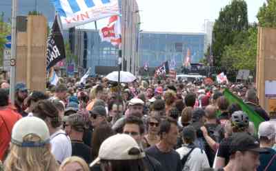 AfD-Parteitag – Zehntausende Gegendemonstranten: Erfurt im Ausnahmezustand, Wasserwerfer und Räumpanzer stehen in Bereitstellung, vereinzelt Demonstranten eingekesselt: Größter Polizeieinsatz in der Geschichte Thüringens