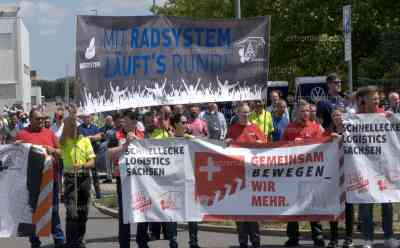 VW-Streik in Zwickau: hunderte Mitarbeiter legen Arbeit nieder, Ansage des Betriebsratvorsitzenden: „Im Werk gibt es 8.000 beschäftige, mit der Zulieferindustrie hängen hier schon 40.000 Arbeitsplätze dran. Jeder Fleischer, Bäcker hat Umsatzverluste, wenn das Werk wegfällt. Bis zum Sieg kämpfen wir“: „Wir haben dieses Jahr 35-jähriges Jubiläum. Es geht ja auch um unsere Kinder und Kindeskinder“