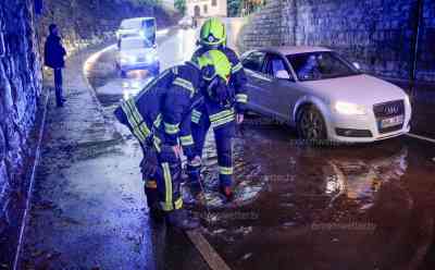 Unwetterfront wütet im Erzgebirge: Unterführung unter Wasser, PKW steckt im Wasser fest, heftige Blitzentladungen, Feuerwehren stundenlang im Einsatz: Einsatzleiter Feuerwehr: „Es hat den Stadtkern voll getroffen. Es waren sehr viele Blitze im Sekundentakt, heftiger Starkregen“