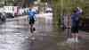 Unwettersturm über Erlangen (Bayern): Hagelmassen – Autos stecken im Hagel und Wasser, schwerer Sturm und Lebensgefahr für Radfahrer (on tape), Radfahrer mitten in den Hagelmassen, Superzellenaufzug, Feuerwehren im Dauereinsatz: Zahlreiche umgestürzte Bäume, B 4 blockiert, Baum auf Wohnwagen, Anwohner schildert Unwetter