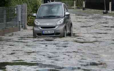 Unwettersturm über Erlangen (Bayern): Hagelmassen – Autos stecken im Hagel und Wasser, schwerer Sturm und Lebensgefahr für Radfahrer (on tape), Radfahrer mitten in den Hagelmassen, Superzellenaufzug, Feuerwehren im Dauereinsatz: Zahlreiche umgestürzte Bäume, B 4 blockiert, Baum auf Wohnwagen, Anwohner schildert Unwetter