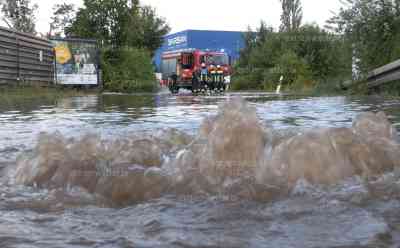 Land unter in Nürnberg: Überschwemmungen, Unterführungen überflutet und massive Sturmschäden, Schneisen in Wäldern, dutzende Straßen unpassierbar, Baum auf Auto: Feuerwehren im Nürnberger Land im Dauereinsatz, unzählige Einsatzstellen