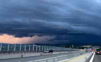 Sintflutartiger Regen in Oberfranken: Ganz Bayern kämpft gegen Unwetter am Dienstag, am Abend gab es heftige Gewitter in Oberfranken: Mittwoch erneut heftige Gewitter möglich, allmähliche Umstellung der Großwetterlage