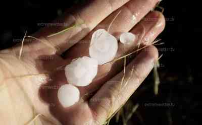 5 cm Hagel über Oberbayern: Superzelle brachte großen Hagel mit sich, Blitze und Feuerwehren im Einsatz: Mittwoch droht erneut großer Hagel in Süddeutschland, DWD warnt bereits