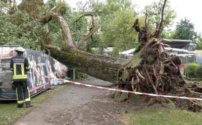Orkanunwetter über dem Bodensee: Schwerer Sturm – Radfahrer suchen Schutz vor schwerem Unwetter, Orkan wirft Biertische um (on tape), Restaurantmitarbeiter retten Sonnenschirm mitten im Sturm, Bäume umgestürzt: Heftige Sturmaufnahmen vom Bodensee, Superzellenaufzug über dem Bodensee, Sturmleuchten warnen frühzeitig