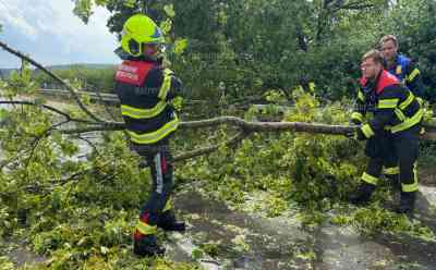 Schweres Hagelunwetter samt Hagelsturm in Baden-Württemberg: Autofahrer suchen bei schwerem Hagelsturm Schutz unter Tankstelle,  Autos mit Decken abgedeckt, Sturmschäden – Feuerwehr muss zu zahlreichen umgestürzten Bäumen ausrücken: Superzelle fegt über die Schwäbische Alb bei Bempflingen und richtet Schäden an