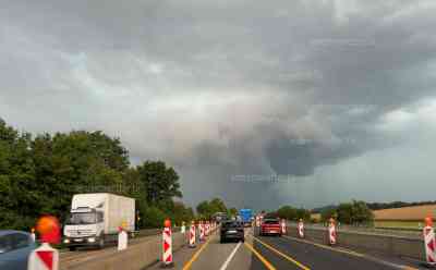 Unwetterfront erreicht Ostdeutschland: Unwetteraufzug, Sturm und Starkregen über Jena, Verkehr stockt durch Unwetter auf A 4: Unwetter beenden heute das hochsommerliche Wetter auch in Ostdeutschland