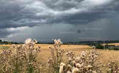 Gewitterfront über Sachsen: bedrohlicher Gewitteraufzug, Sturm und Starkregen, Temperatursturz auf nur noch 17 °C: Größere Unwetter blieben entgegen den Erwartungen jedoch aus