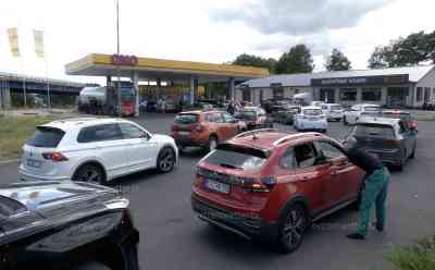 Tanktourismus eskaliert – Diesel für 1,55 Euro / Liter: Wartezeit bis zu 1 Stunde an den Tankstellen, Stau vor den Tankstellen, Sprit bis zu 80 Cent je Liter billiger als in Deutschland: Preisdeckel in Tschechien endet Sonntagnacht, Sprit wird dann auch hier wieder teurer, Autofahrer kamen bis zu 100 Km Entfernung, um günstigen Sprit in Tschechien zu tanken