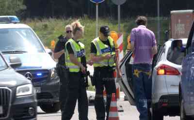 Schwerbewaffnete Grenzkontrollen nach CSD-Anschlag: Jeder Grenzübergang von bewaffneten Bundespolizisten überwacht, Bundespolizei kontrolliert jeden Autofahrer, Autofahrer müssen Kofferraum öffnen: Ausweise werden kontrolliert, zeitweise Stau bei der Ausreise nach Tschechien