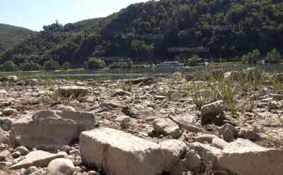 Katastrophale Dürre am Rhein: Rheinpegel nur noch 27 cm, historischer Tiefstwert von 25 cm schon morgen möglich, Existenzen von Selbstständigen gefährdet: „fällt die Fähre aus, sind es 60 Kilometer Umweg pro Kunde, das sind mindestens 150 Euro pro Strecke – für mich existenzgefährdend“, Felder staubtrocken, Ernte ausgedorrt und vertrocknet: Felder extrem trocken, Traktor ackert – massive Staubwolke entsteht, Drohnenaufnahmen vom ausgetrockneten Rhein, Trockenheit verschärft sich auf Grund neuer Hitzewelle