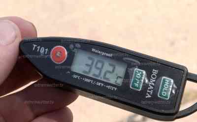 Glutofen Deutschland: 39,4 °C in Bernburg – Sachsen-Anhalt: Fata Morgana auf Feldern und Straßen, Gluthitze schwimmt über Landschaft, Auswirkungen: Blätter fallen von Bäumen: Autos werden mit Frostschutzfolien vor enormer Hitze geschützt, Temperatur zeigt über 39 °C an