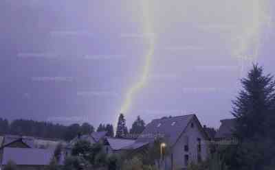 Unwetter über Sachsen: UFO-Alarm in Nordsachsen, Superzelle fegt über Delitzsch hinweg, massiver Downburst (live on tape), Sturmschäden: Kräftige Nachtgewitter mit extremen Naheinschlag und Donnerschlag (on tape)
