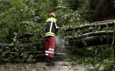 Unwetter wüten in Bayern: Bäume blockieren A 8, Feuerwehr im Dauereinsatz, Bäume blockieren Straßen, Feuerwehr mit Kettensägen und Traktoren im Einsatz: Eine Stunde rührt sich nichts mehr auf der A 8 bei Achenmühle, Feuerwehr mit Aufräumarbeiten beschäftigt