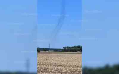 Tornadoalarm bei extremer Hitze in Norddeutschland? Riesiger Staubteufel erzeugt großen Rüssel und lässt Tornadorüssel mutmaßen: Kleintromben ähneln Tornados sehr, unterscheiden sich aber gewaltig, faszinierende Aufnahmen von der Steinfelder Heide