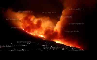 Waldbrandinferno an der Adria – Urlauber müssen evakuiert werden: Riesige Feuerwalze bei Omis, Urlauber (darunter Deutsche) und Einheimische müssen Omis verlassen, breite Feuerfront und heftige Windböen: Unzählige Feuerwehren im Einsatz, Autos auf Straßen ausgebrannt, Flammen fressen sich bis an Apartments und Häuser vor