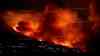 Waldbrandinferno an der Adria – Urlauber müssen evakuiert werden: Riesige Feuerwalze bei Omis, Urlauber (darunter Deutsche) und Einheimische müssen Omis verlassen, breite Feuerfront und heftige Windböen: Unzählige Feuerwehren im Einsatz, Autos auf Straßen ausgebrannt, Flammen fressen sich bis an Apartments und Häuser vor