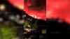 Waldbrandinferno an der Adria – Urlauber müssen evakuiert werden: Riesige Feuerwalze bei Omis, Urlauber (darunter Deutsche) und Einheimische müssen Omis verlassen, breite Feuerfront und heftige Windböen: Unzählige Feuerwehren im Einsatz, Autos auf Straßen ausgebrannt, Flammen fressen sich bis an Apartments und Häuser vor