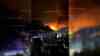 Waldbrandinferno an der Adria – Urlauber müssen evakuiert werden: Riesige Feuerwalze bei Omis, Urlauber (darunter Deutsche) und Einheimische müssen Omis verlassen, breite Feuerfront und heftige Windböen: Unzählige Feuerwehren im Einsatz, Autos auf Straßen ausgebrannt, Flammen fressen sich bis an Apartments und Häuser vor