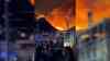 Waldbrandinferno an der Adria – Urlauber müssen evakuiert werden: Riesige Feuerwalze bei Omis, Urlauber (darunter Deutsche) und Einheimische müssen Omis verlassen, breite Feuerfront und heftige Windböen: Unzählige Feuerwehren im Einsatz, Autos auf Straßen ausgebrannt, Flammen fressen sich bis an Apartments und Häuser vor