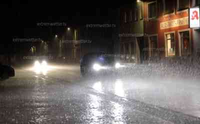 Unwetter über Oberfranken: heftige Blitzshow, gefolgt von Sturm und Starkregen, historische Hitzewelle endet im Blitzspektakel, heftige Blitzentladungen und Temperatursturz: Zahlreiche Erdblitze, Drohnenaufnahmen zeigen ebenfalls heftige Erdeinschläge und eine beeindruckende Unwetterfront, Aquaplaning auf der A 93 und heftiger Starkregen