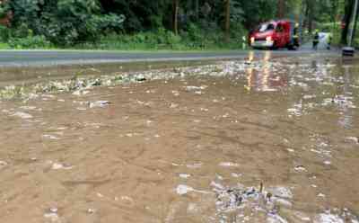 Schlammlawine im Erzgebirge – Unwetter wüten bei Annaberg-Buchholz: Starkregen überflutet Straße, Bagger entfernt Geröll, Feuerwehr spült Straße, weitere Unwetter drohen: Brisante Unwetterlage ab den späten Abendstunden – Einsatzleiter: „Mal schauen was noch so kommt“