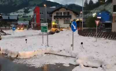 Schwere Unwetter wüten im Salzburger Land: Hagelmassen, Radlader gegen 1 Meter hohe Hagelmassen im Einsatz, Murenabgänge deutsche Urlauber sitzen in Urlaubsregionen fest: Hagelmassen blockieren Straßen, B 109 stundenlang gesperrt