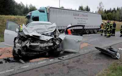 Schwerer Verkehrsunfall B 174 Marienberg: PKW kracht frontal in LKW, Fahrer eingeklemmt, Rettungshubschrauber im Einsatz, Feuerwehr muss Fahrer befreien: Feuerwehr muss patientengerechte Rettung mit schwerem Rettungsgerät durchführen