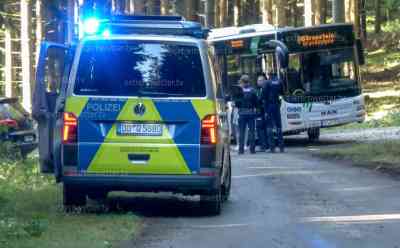 Schulbusunfall im Erzgebirge: 16 Kinder verletzt, Kinder erleiden Knalltrauma durch Reifenplatzer, weitere 25 Kinder unverletzt, Massenanfall an Verletzten alarmiert, Feuerwehr und Rettungsdienst mit Großaufgebot im Einsatz: Schulbus besetzt mit 1. und 2. Klässlern, 16 Schulkinder ins Krankenhaus eingeliefert