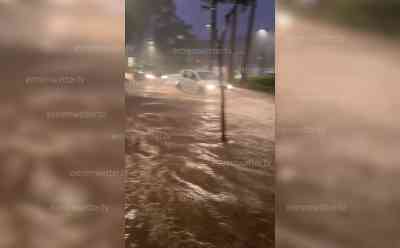 Schwere Überschwemmungen wüten in Valencia: Heftige Unwetter verursachen heftige Überschwemmungen, Erinnerungen aus 2024 werden wach, Straßen meterhoch überflutet: Autos stecken im Wasser fest, Geschäfte überflutet, Wasser schießt meterhoch durch die Straßen von Torrent