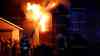 Vollbrand Wohnhaus - Anwohner kämpft mitten auf dem Dach um sein Leben! Wohnhaus brennt in voller Ausdehnung, Anwohner rettet sich im Flammenmeer aufs Dach, minutenlange Rettung im Vollbrand (exklusiv und on tape), Feuerwehr kann Hand im dichten Qualm ergreifen und Person in Drehleiterkorb ziehen, Sanitäter geben sofort Sauerstoff (on tape), Einsatzleiter: „Es war eine Minute vor 12“: Einsatzleiter: „Die Person stand auf dem Dach, der Dachstuhl war extrem heiß, wir kamen nicht zur Person vor, wir konnten ein Menschenleben retten!