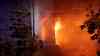 Vollbrand Wohnhaus - Anwohner kämpft mitten auf dem Dach um sein Leben! Wohnhaus brennt in voller Ausdehnung, Anwohner rettet sich im Flammenmeer aufs Dach, minutenlange Rettung im Vollbrand (exklusiv und on tape), Feuerwehr kann Hand im dichten Qualm ergreifen und Person in Drehleiterkorb ziehen, Sanitäter geben sofort Sauerstoff (on tape), Einsatzleiter: „Es war eine Minute vor 12“: Einsatzleiter: „Die Person stand auf dem Dach, der Dachstuhl war extrem heiß, wir kamen nicht zur Person vor, wir konnten ein Menschenleben retten!