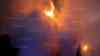 Vollbrand Wohnhaus - Anwohner kämpft mitten auf dem Dach um sein Leben! Wohnhaus brennt in voller Ausdehnung, Anwohner rettet sich im Flammenmeer aufs Dach, minutenlange Rettung im Vollbrand (exklusiv und on tape), Feuerwehr kann Hand im dichten Qualm ergreifen und Person in Drehleiterkorb ziehen, Sanitäter geben sofort Sauerstoff (on tape), Einsatzleiter: „Es war eine Minute vor 12“: Einsatzleiter: „Die Person stand auf dem Dach, der Dachstuhl war extrem heiß, wir kamen nicht zur Person vor, wir konnten ein Menschenleben retten!