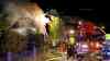 Vollbrand Wohnhaus - Anwohner kämpft mitten auf dem Dach um sein Leben! Wohnhaus brennt in voller Ausdehnung, Anwohner rettet sich im Flammenmeer aufs Dach, minutenlange Rettung im Vollbrand (exklusiv und on tape), Feuerwehr kann Hand im dichten Qualm ergreifen und Person in Drehleiterkorb ziehen, Sanitäter geben sofort Sauerstoff (on tape), Einsatzleiter: „Es war eine Minute vor 12“: Einsatzleiter: „Die Person stand auf dem Dach, der Dachstuhl war extrem heiß, wir kamen nicht zur Person vor, wir konnten ein Menschenleben retten!