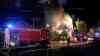 Vollbrand Wohnhaus - Anwohner kämpft mitten auf dem Dach um sein Leben! Wohnhaus brennt in voller Ausdehnung, Anwohner rettet sich im Flammenmeer aufs Dach, minutenlange Rettung im Vollbrand (exklusiv und on tape), Feuerwehr kann Hand im dichten Qualm ergreifen und Person in Drehleiterkorb ziehen, Sanitäter geben sofort Sauerstoff (on tape), Einsatzleiter: „Es war eine Minute vor 12“: Einsatzleiter: „Die Person stand auf dem Dach, der Dachstuhl war extrem heiß, wir kamen nicht zur Person vor, wir konnten ein Menschenleben retten!