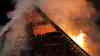 Vollbrand Wohnhaus - Anwohner kämpft mitten auf dem Dach um sein Leben! Wohnhaus brennt in voller Ausdehnung, Anwohner rettet sich im Flammenmeer aufs Dach, minutenlange Rettung im Vollbrand (exklusiv und on tape), Feuerwehr kann Hand im dichten Qualm ergreifen und Person in Drehleiterkorb ziehen, Sanitäter geben sofort Sauerstoff (on tape), Einsatzleiter: „Es war eine Minute vor 12“: Einsatzleiter: „Die Person stand auf dem Dach, der Dachstuhl war extrem heiß, wir kamen nicht zur Person vor, wir konnten ein Menschenleben retten!