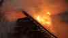 Vollbrand Wohnhaus - Anwohner kämpft mitten auf dem Dach um sein Leben! Wohnhaus brennt in voller Ausdehnung, Anwohner rettet sich im Flammenmeer aufs Dach, minutenlange Rettung im Vollbrand (exklusiv und on tape), Feuerwehr kann Hand im dichten Qualm ergreifen und Person in Drehleiterkorb ziehen, Sanitäter geben sofort Sauerstoff (on tape), Einsatzleiter: „Es war eine Minute vor 12“: Einsatzleiter: „Die Person stand auf dem Dach, der Dachstuhl war extrem heiß, wir kamen nicht zur Person vor, wir konnten ein Menschenleben retten!