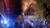 Vollbrand Wohnhaus - Anwohner kämpft mitten auf dem Dach um sein Leben! Wohnhaus brennt in voller Ausdehnung, Anwohner rettet sich im Flammenmeer aufs Dach, minutenlange Rettung im Vollbrand (exklusiv und on tape), Feuerwehr kann Hand im dichten Qualm ergreifen und Person in Drehleiterkorb ziehen, Sanitäter geben sofort Sauerstoff (on tape), Einsatzleiter: „Es war eine Minute vor 12“: Einsatzleiter: „Die Person stand auf dem Dach, der Dachstuhl war extrem heiß, wir kamen nicht zur Person vor, wir konnten ein Menschenleben retten!