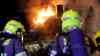 Vollbrand Wohnhaus - Anwohner kämpft mitten auf dem Dach um sein Leben! Wohnhaus brennt in voller Ausdehnung, Anwohner rettet sich im Flammenmeer aufs Dach, minutenlange Rettung im Vollbrand (exklusiv und on tape), Feuerwehr kann Hand im dichten Qualm ergreifen und Person in Drehleiterkorb ziehen, Sanitäter geben sofort Sauerstoff (on tape), Einsatzleiter: „Es war eine Minute vor 12“: Einsatzleiter: „Die Person stand auf dem Dach, der Dachstuhl war extrem heiß, wir kamen nicht zur Person vor, wir konnten ein Menschenleben retten!