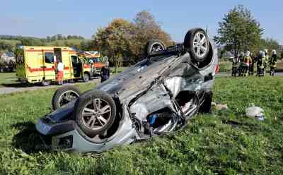 Schwerer Verkehrsunfall mit 2 Schwerverletzten: Jaguar kracht mit voller Wucht in Seat, Seat wird auf Feld geschleudert und überschlägt sich: Vermutlich Vorfahrtsfehler führte zu schwerem Verkehrsunfall, 35 Kameraden im Einsatz