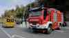 Schwerer Verkehrsunfall: PKW durchbricht Fußgängerampel und wird von Geländer aufgeschlitzt, Fahrer schwer verletzt, Feuerwehr im Einsatz: Wie durch ein Wunder keine Fußgänger verletzt, Unfallursache unklar