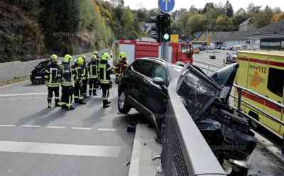 Schwerer Verkehrsunfall: PKW durchbricht Fußgängerampel und wird von Geländer aufgeschlitzt, Fahrer schwer verletzt, Feuerwehr im Einsatz: Wie durch ein Wunder keine Fußgänger verletzt, Unfallursache unklar