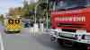Schwerer Verkehrsunfall: PKW durchbricht Fußgängerampel und wird von Geländer aufgeschlitzt, Fahrer schwer verletzt, Feuerwehr im Einsatz: Wie durch ein Wunder keine Fußgänger verletzt, Unfallursache unklar