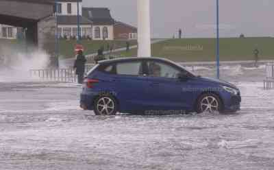 Orkan an der Nordsee – schwere See in Dagebüll: Menschen kämpfen gegen Sturm und Hochwasser, heftige Aufnahmen aus Dagebüll, Fähranleger teilweise überflutet: Autos teilweise überflutet, Orkantief „Manja“ nimmt Fahrt auf und trifft mit voller Wucht die Nordseeküste