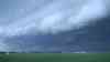 (Unwetteraufzug, Blitze) Gewitterfront beendet Frühling: Bedrohliche Böenfront und schwere Sturmböen, Blitze am Himmel: nach 20 °C flüchtet selbst der "Wetterfrosch", erst Sonnenschein, dann Gewitter