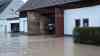 Schwere Überflutungen: Anwohner kämpfen sich durch Hochwasser, Wasser läuft durch Häuser: Feuerwehr im Dauereinsatz, Wasser drückt aus Kanalisation, Fußballplatz unter Wasser