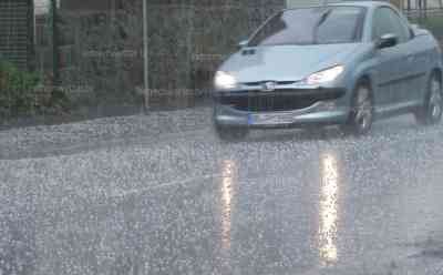Hagelunwetter: Hagelschlag und erste Überflutungen in Hessen, 3 cm Hagelkörner verhageln den Muttertag, Starkregen auf der A 5: Biker: 