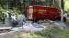 Gefahrgutunfall: Transporter kracht gegen Baum, Farben und Lacke ausgelaufen, Gefahrguteinsatz für Feuerwehr: Umweltamt vor Ort