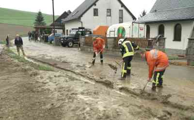 Unwetter bringen den Schlamm von den Feldern: zahlreiche Keller und Grundstücke überflutet, Feuerwehren im Dauereinsatz